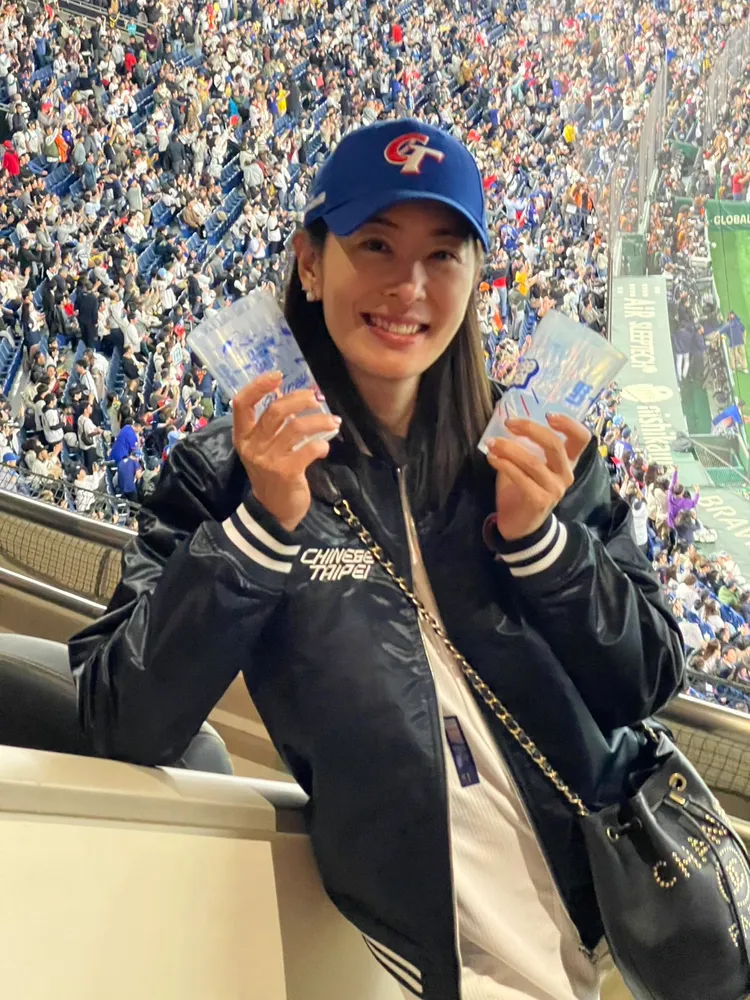 董座賈永婕手拿「世界棒球12強紀念水杯」。101提供