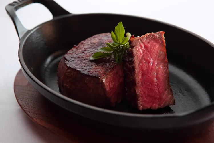 教父牛排即日起至11/27日本A5和牛菲力120g限量買1送1。新光三越提供