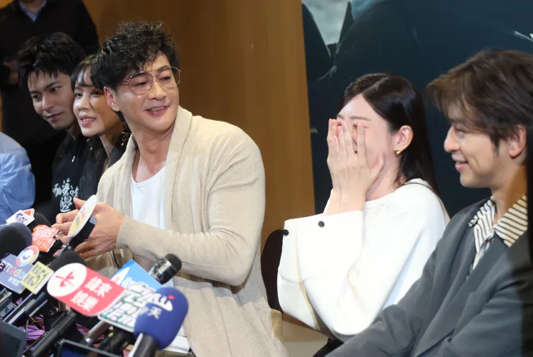 何潤東（左）指郭雪芙用眼神嗆他，郭雪芙（中）羞得用手摀臉。攝影中心攝