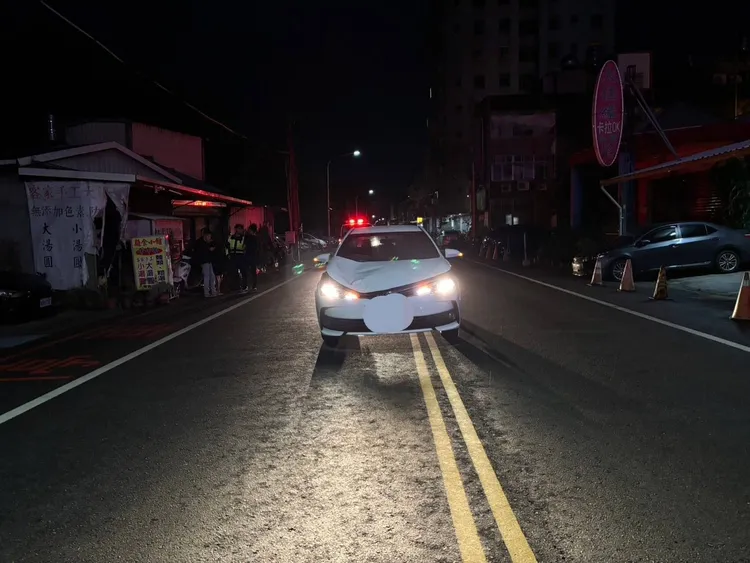 轎車駕駛見婦人穿越馬路，反應不及撞上，又往前開了數公尺才停下。民眾提供