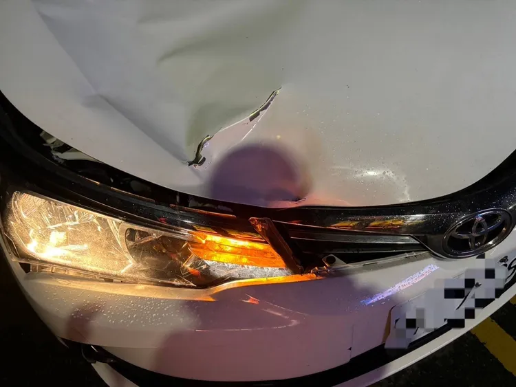 事發時撞擊力道大，轎車車頭引擎蓋凹陷。民眾提供