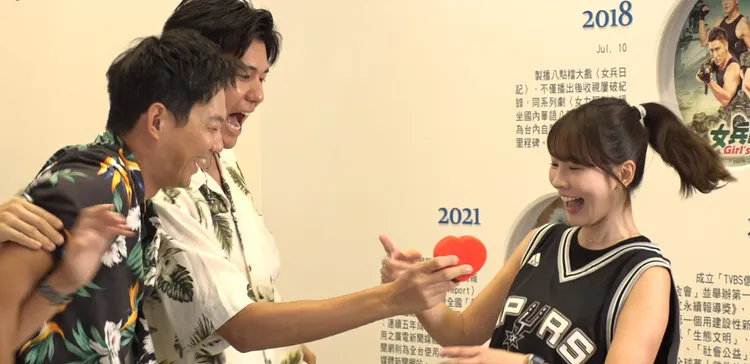 威廉（左起）、風田當眾對林莎示愛。TVBS提供