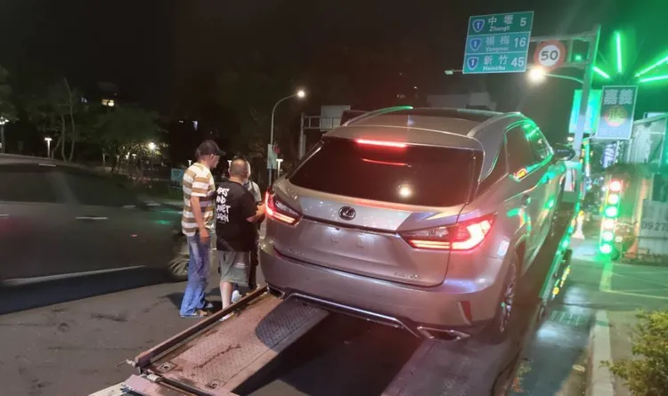 員警取締酒後駕車會當場拔牌查扣兩年，當事人必須自行僱用拖吊車移置車輛。警方提供