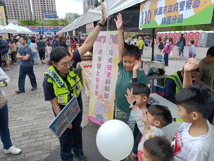 桃園市生命線協會舉辦社會公益園遊會，桃園分局利用機動派出所向民眾宣導交通安全觀念。警方提供