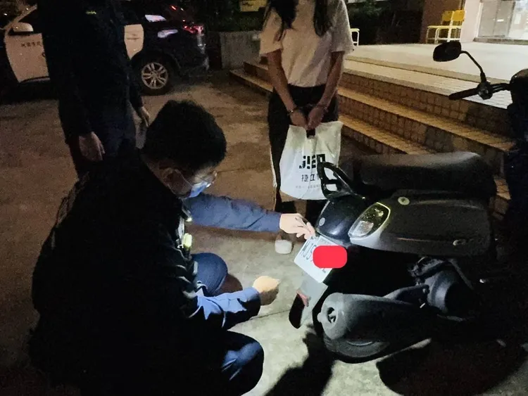 員警取締酒後駕車會當場拔牌查扣兩年，當事人必須自行僱用拖吊車移置車輛。警方提供