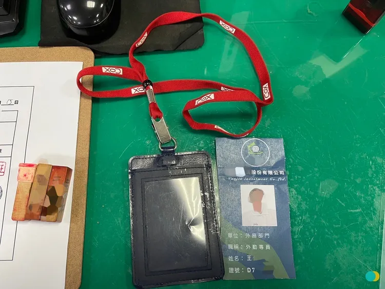 「詐騙三寶」包括取款收據、偽造服務證、印章印泥。翻攝畫面