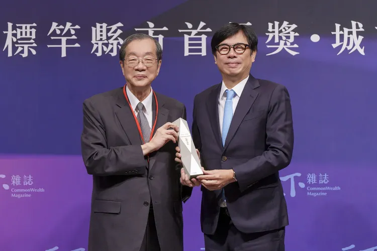 前考試院長黃榮村帶領評審團隊，陳其邁市長從其手中接過年度卓越城市獎獎項。翻攝畫面