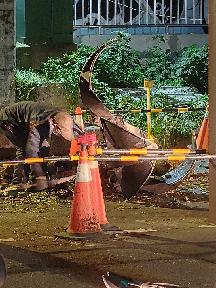 連接雙北的福和橋多災多難，昨天又遭超高車輛撞擊，現場掉落車體殘骸。翻攝臉書社團「我是永和人」