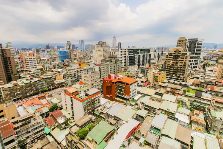 永慶指出，受銀行房貸緊縮與第七波選擇性信用管制影響，部分賣方降價拚成交，使11月房市交易量出現回穩。永慶提供