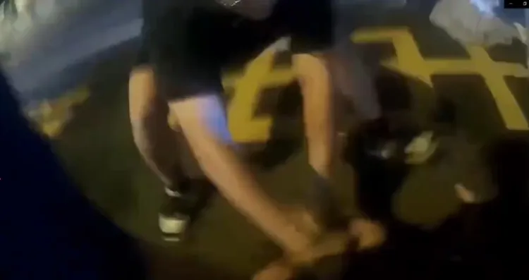 車上2男1女被拖出車外制伏逮捕。翻攝畫面