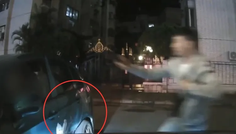 嫌犯車身被撞凹後轉了180度後停下，警員連忙上前圍捕。翻攝畫面