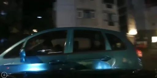駕車拒檢新店鬧區狂飆!勇警催油門「飛車撞凹」逼停 逮捕畫面曝光