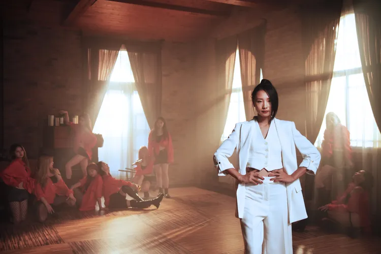 陳忻玥挑戰當「影后」高唱《BOUNCE》，趴開雙腿大跳M字腿舞。陶山音樂提供