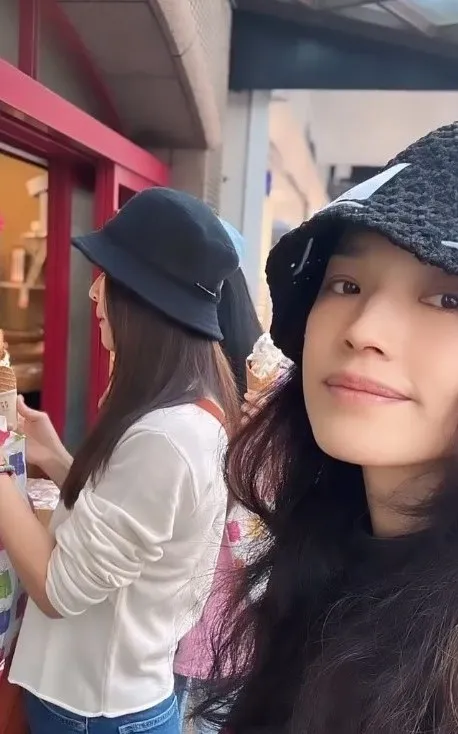舒淇擔任旅程的攝影師，為大家拍紀念照。翻攝舒淇IG