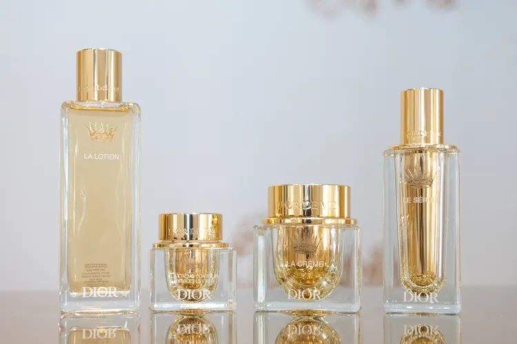 生命之源臻金醇萃系列（左起）煥顏露180ml／2萬1000元、眼唇霜15ml／2萬9000元（填裝瓶2萬4600元）、乳霜50ml／5萬6500元（填裝瓶4萬8000元）、精華30ml／5萬6500元（填裝瓶4萬8000元）。品牌提供