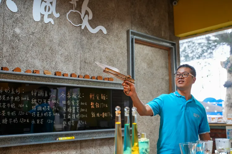 大風吹手作的老闆曾韋翔曾在藥廠和學界擔任研究員，是位擁有滿腔熱血的化學博士。田欣雲攝影