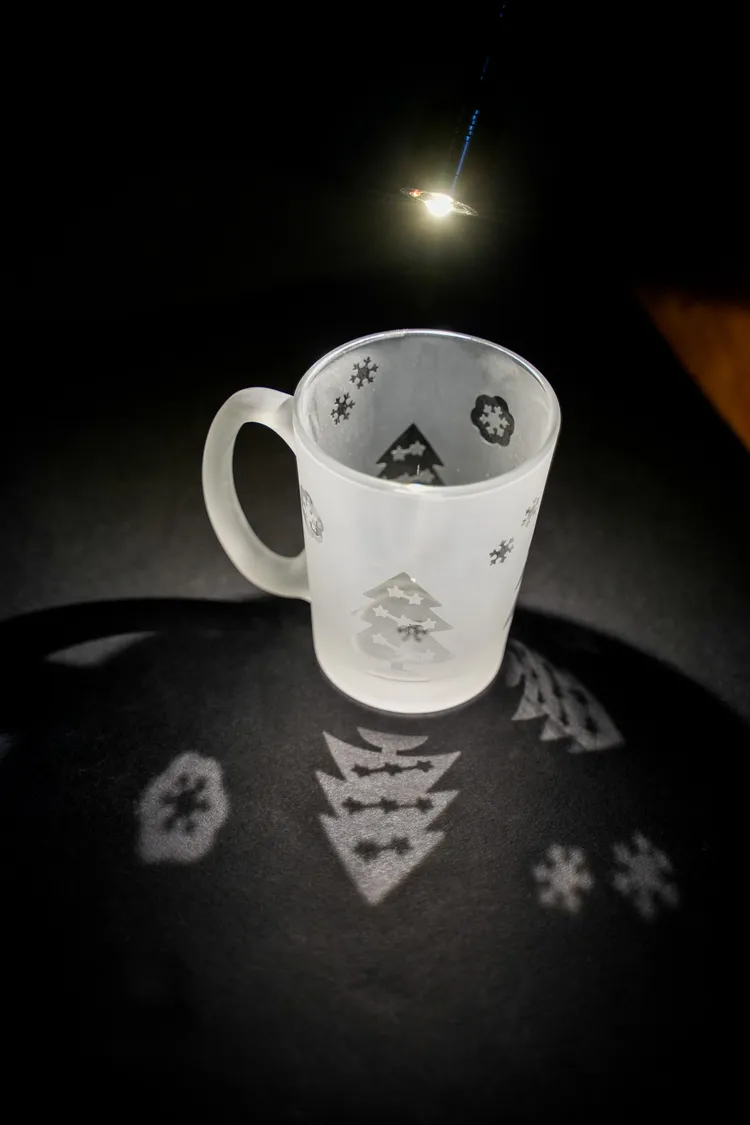 光線透過噴砂杯，映照出富聖誕氛圍的可愛光影。田欣雲攝影