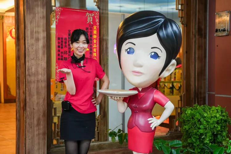 曾擔任空服員的老闆女兒小鎂也回家幫忙，擔任起宜蘭餅形象代言人。田欣雲攝影