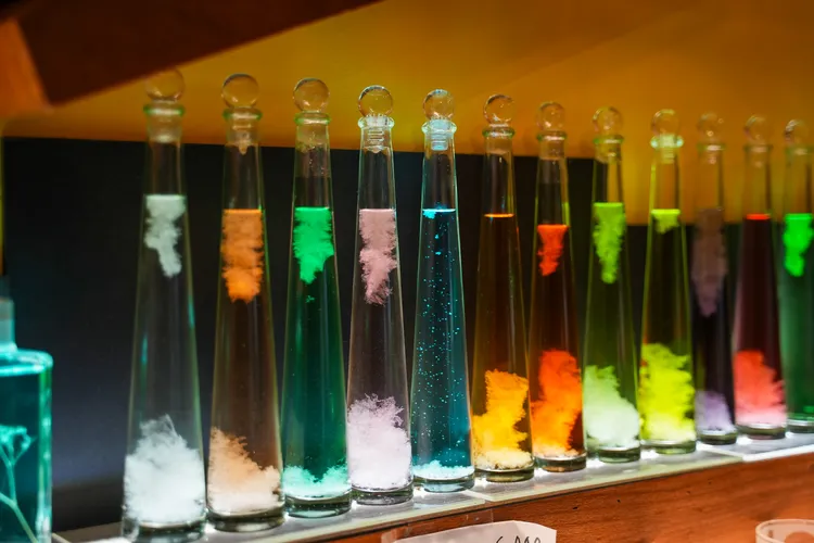 天氣瓶內的結晶即會隨著環境溫度變化而溶解或生成，反映氣溫。田欣雲攝影