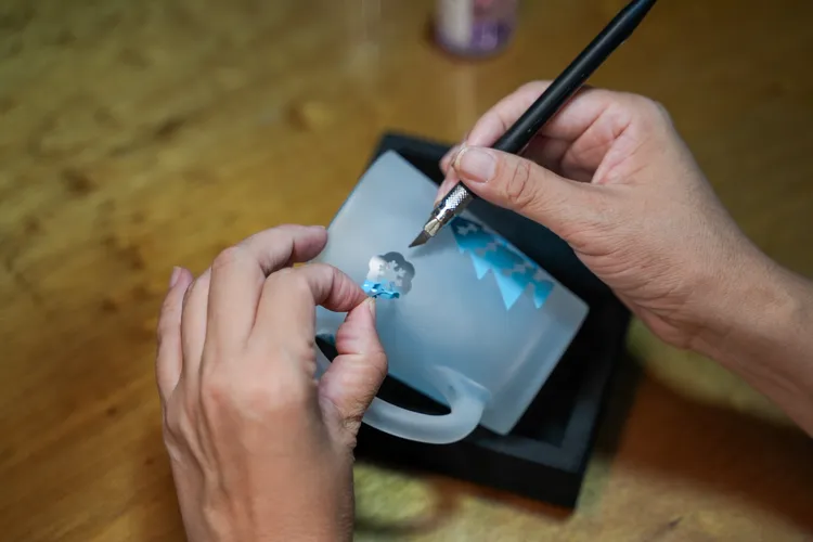 在大風吹手作館體驗成就感百分百的「噴砂杯DIY」。田欣雲攝影