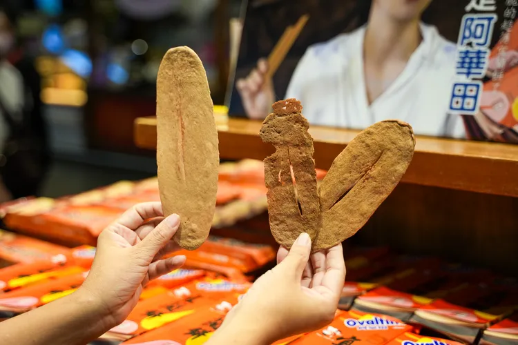 比較DIY自製成品與師傅們專業製作的宜蘭餅，精緻程度大不同。田欣雲攝影