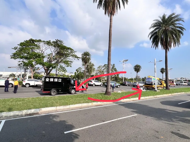 運鈔車從對向飛過來，撞到聯結車跟自小客。翻攝畫面