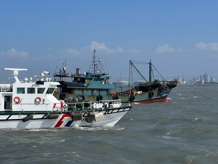 越界捕魚的大陸漁船「閩霞漁0X6X9」，今被海巡署驅逐出境。海巡署提供