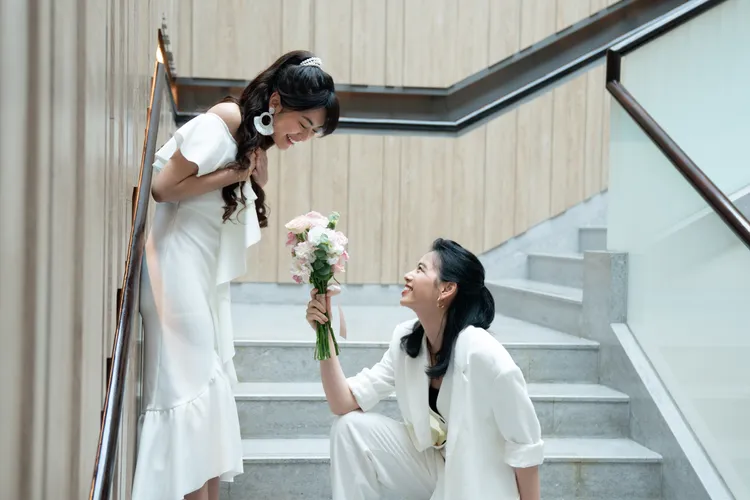 陸夏（右）看上了飯店招待同志新婚的好康優惠，與剛認識的網友登記結婚。紅杉提供