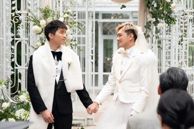 網紅泰辣將之前結婚的氣勢拖尾婚紗穿入劇中，大力相挺。紅杉娛樂提供