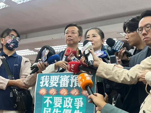 立院排審《選罷法》!綠營成功搶佔主席台 吳思瑤嗆:徐欣瑩就是要偷襲