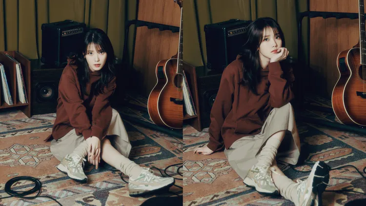 IU以酒紅色連帽上衣打造出溫暖沉穩的秋日時尚。品牌提供