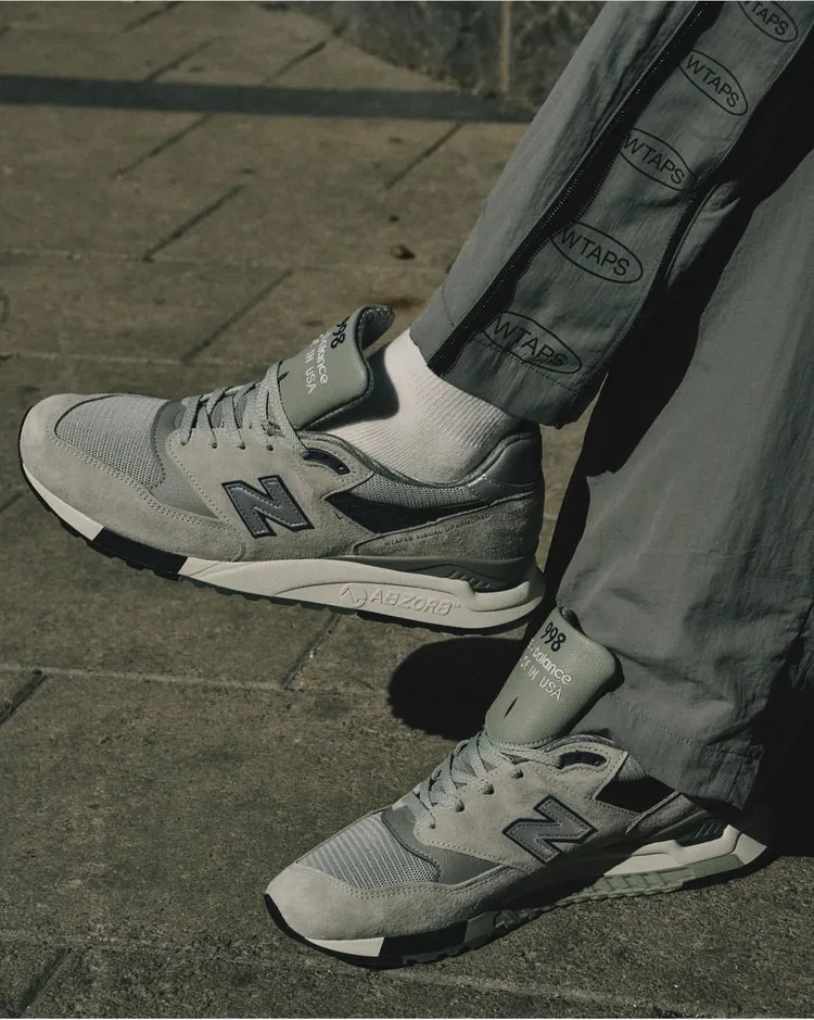 New Balance與WTAPS推出「WTAPS × New Balance MADE in USA 998」聯名鞋履。品牌提供