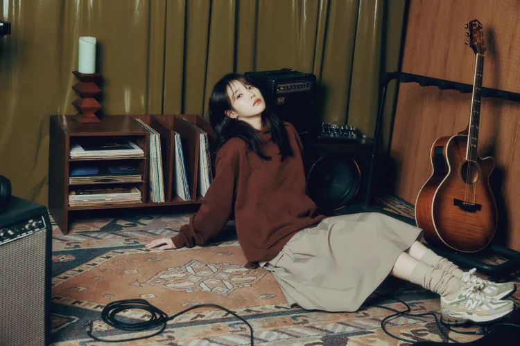 深色調上衣與鞋款的繽紛外觀碰撞出穿搭亮點。品牌提供