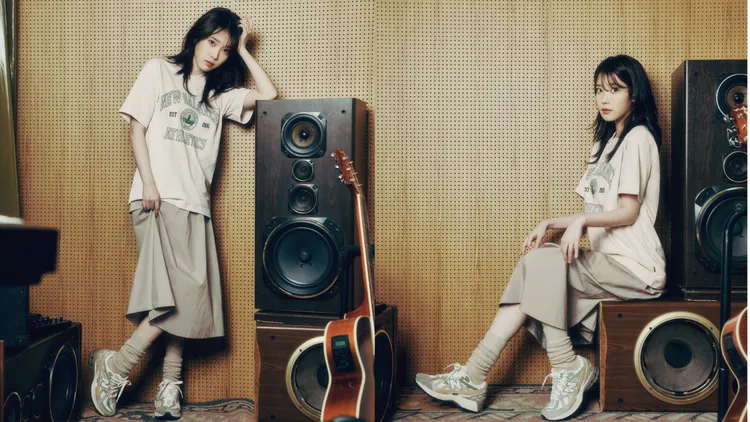 IU此次換上以米色短袖上衣、休閒長裙搭配1906R秋日新色。品牌提供