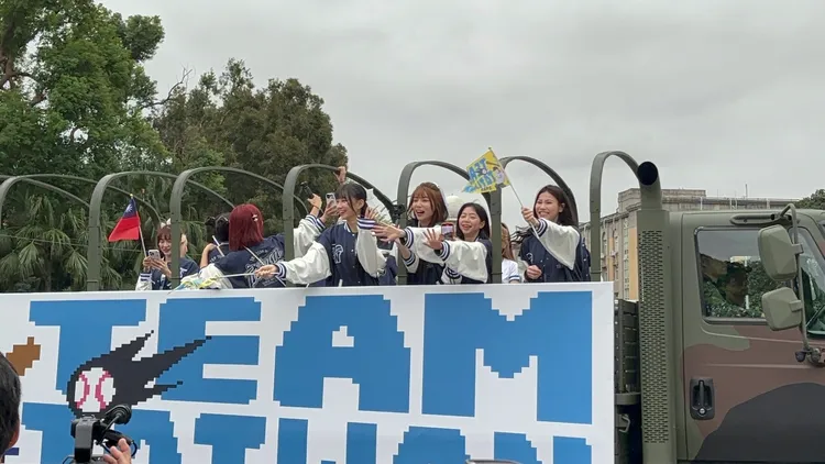 啦啦隊女孩也是這次大功臣，一同大遊行接受民眾歡呼。江孟謙攝
