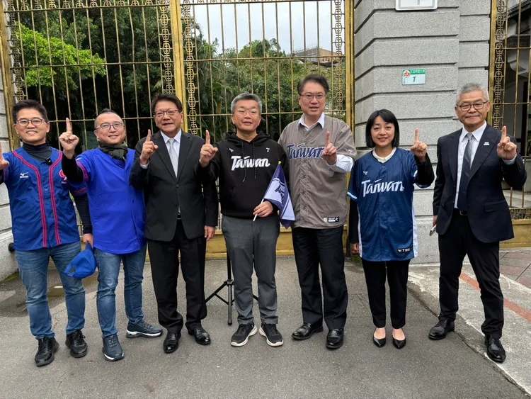 為了恭賀中華健兒奪金，朝野各黨的秘書長或主席上演大和解，一同出席這大遊行，歡迎成功歸來的台灣英雄。江孟謙攝