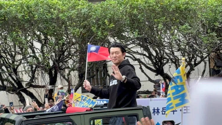 牛棚教練王建民坐上軍用吉普車接受歡呼。江孟謙攝