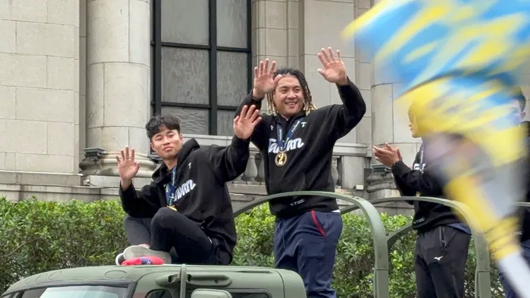 「王牌投手」林昱珉、吉力吉撈‧鞏冠同車與球迷們開心揮手。江孟謙攝