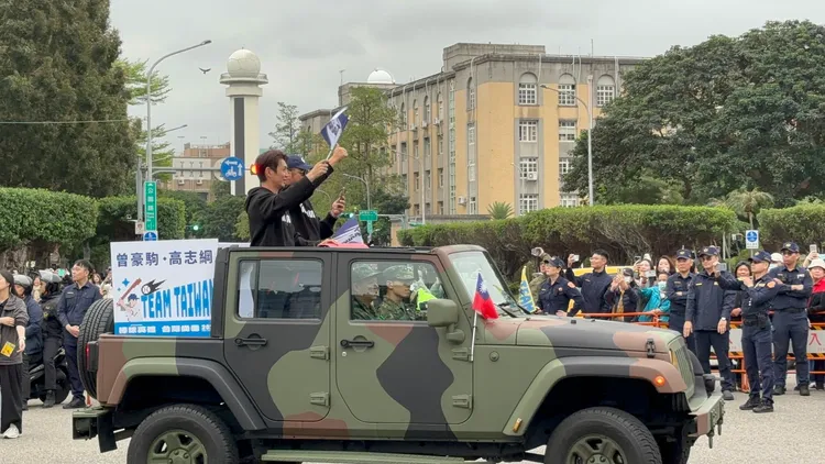 總教練曾豪駒與捕手教練高志綱向民眾揮手致意。江孟謙攝