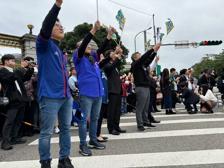 朝野政治人物不分你我到場為台灣英雄搖旗喝采。江孟謙攝