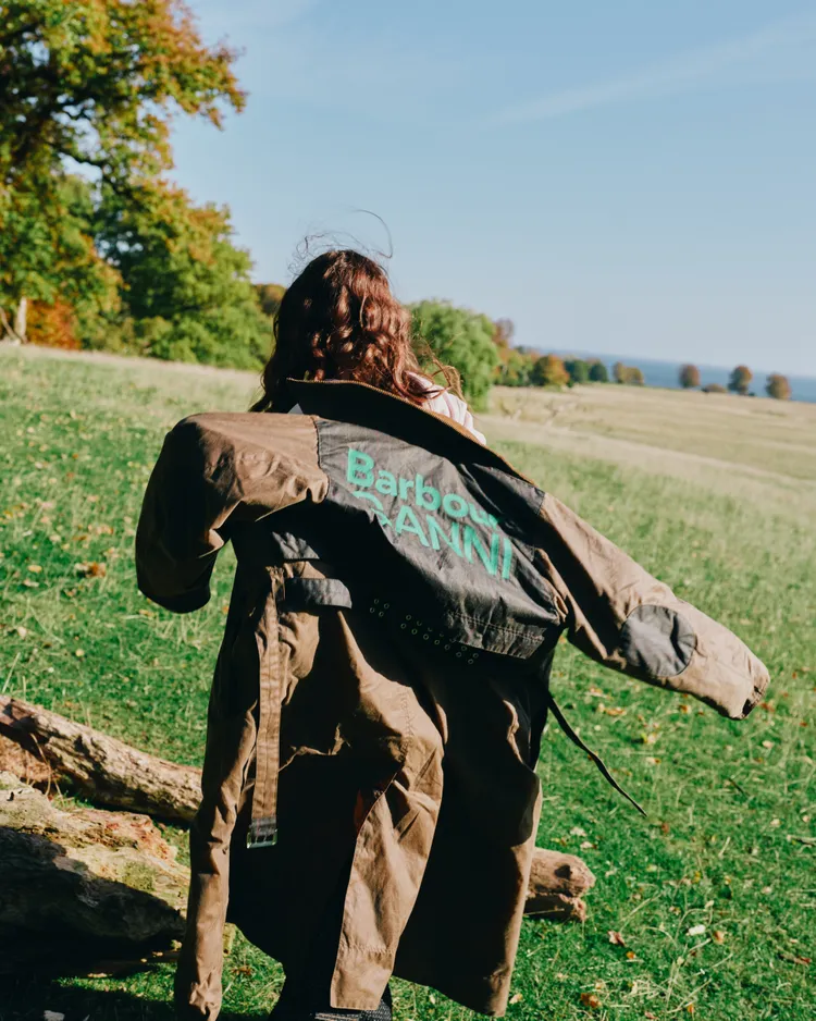 單品以鮮明霓虹綠色LOGO呈現雙方品牌名稱。品牌提供