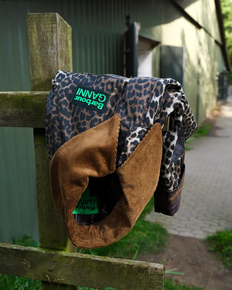 豹紋單品也出現在聯名系列。品牌提供