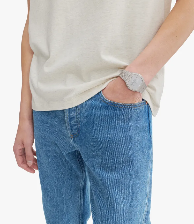 聯名錶將簡潔錶盤搭配八角形錶殼。品牌提供