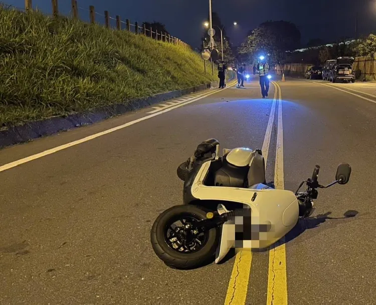 李姓女子撞到貓後自摔。民眾提供