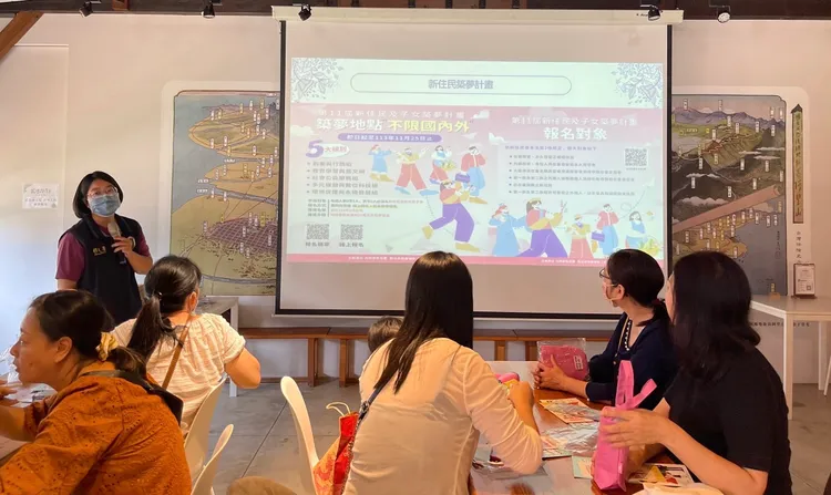 新住民朋友認真地聆聽嘉義市服務站說明第11屆新住民及子女築夢計畫報名資訊。移民署提供