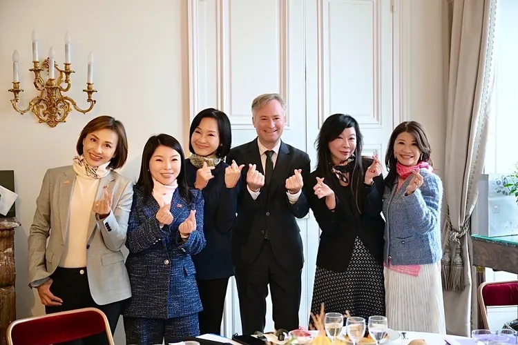 邱議瑩透露法國參議員挑選法國知名品牌領巾作為贈禮。翻攝自邱議瑩Threads