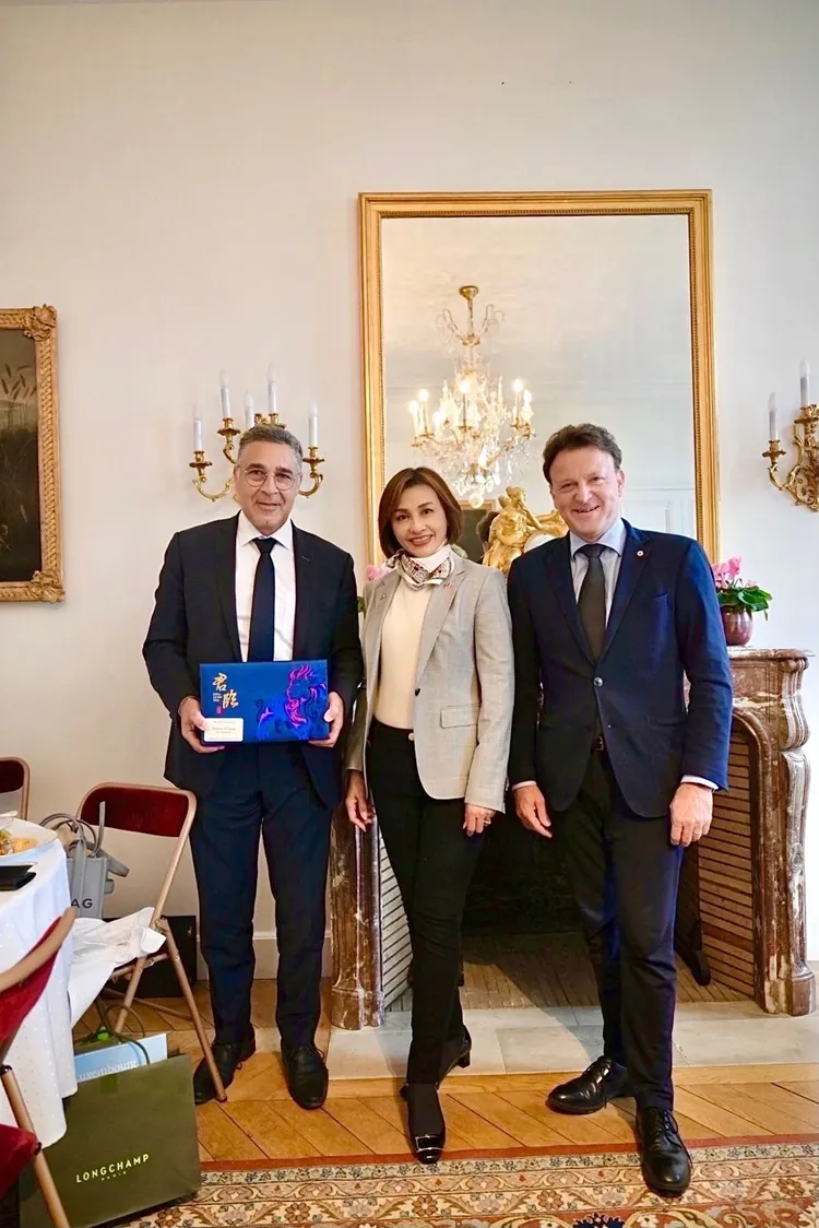 圖為邱議瑩接受法國參議員送禮情景。翻攝自邱議瑩Threads