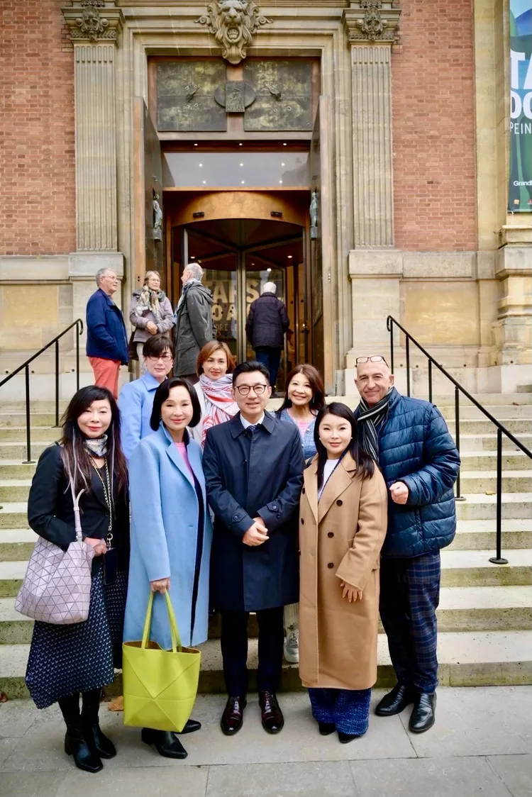 立法院跨黨派成員，立法院副會長江啟臣(中)、立委柯志恩(左二)、邱議瑩(後排左二)、張嘉郡(右二)，及林楚茵(後排左三)等人，共同前往法國國民議會及參議院進行國會交流。翻攝自邱議瑩Threads