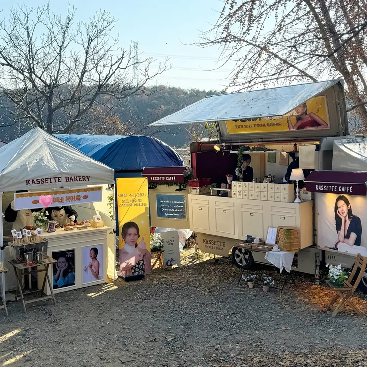 玄彬送上咖啡車和鯛魚燒零食力挺愛妻孫藝真。翻攝kassette truck IG