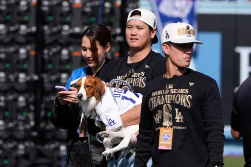 幸福!大谷翔平帶老婆、愛犬參加封王遊行 用英文感謝球迷